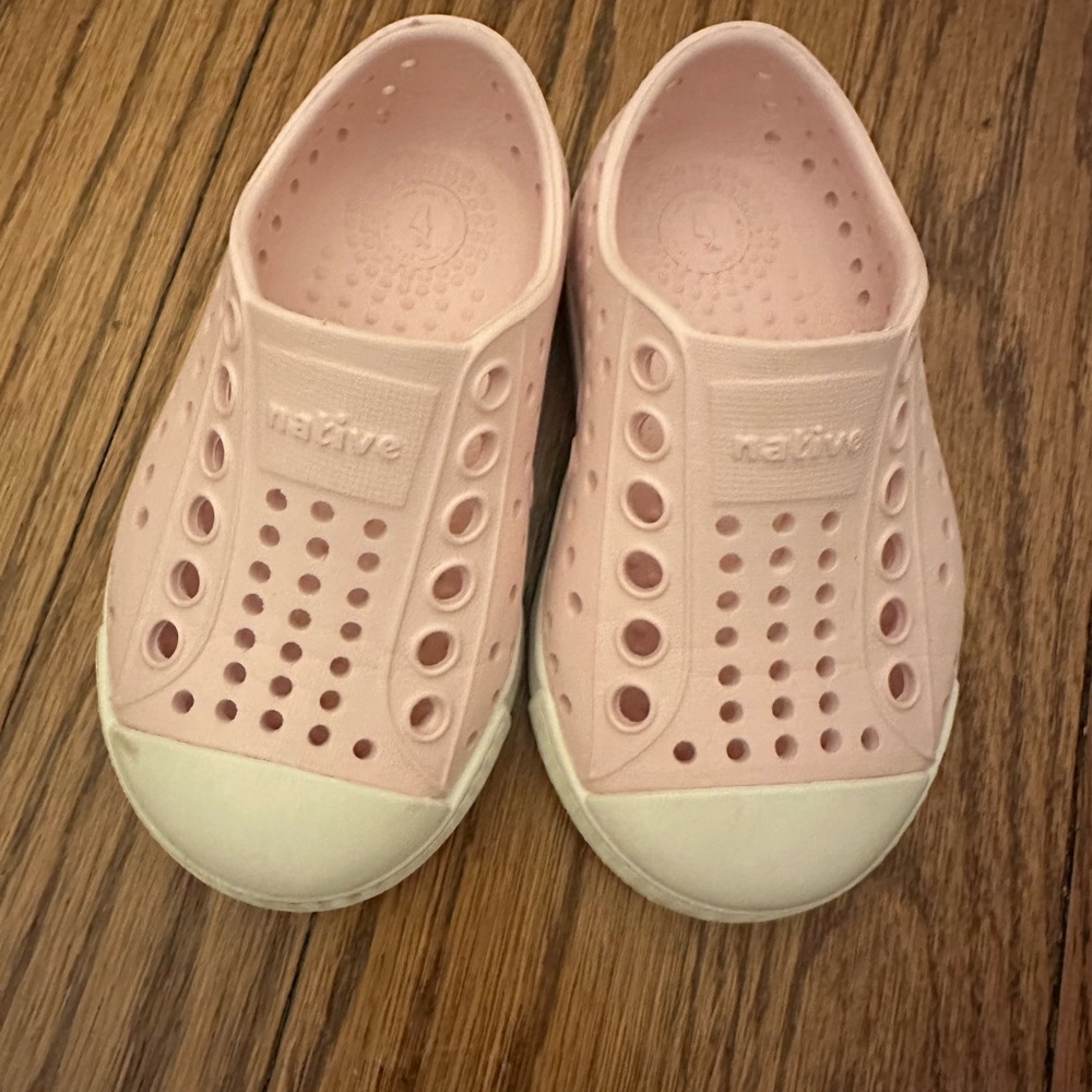 Native Kids Water Shoes - Light Pink and White